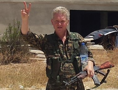 Μάικλ Ενράιτ: Ο Βρετανός ηθοποιός που πολεμά ως εθελοντής στη Ράκα τους ισλαμιστές (φωτό)
